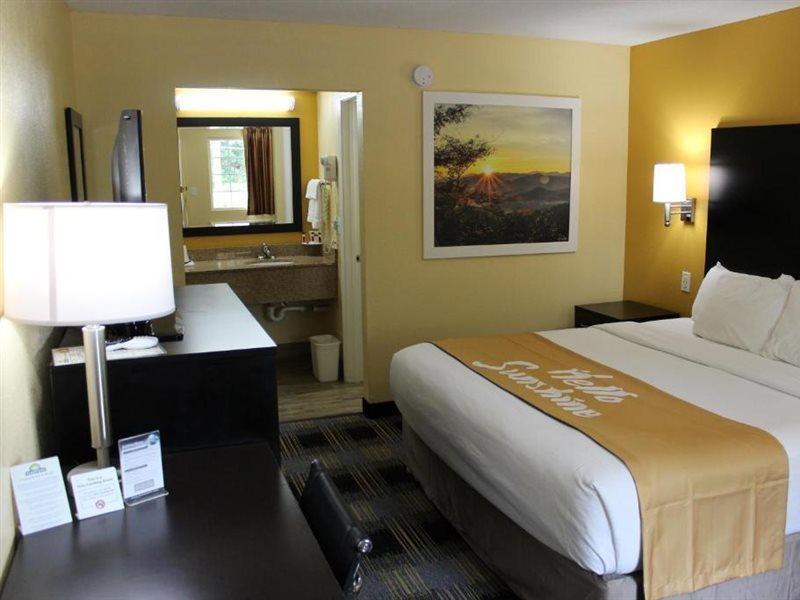 Days Inn By Wyndham Кантон Екстериор снимка