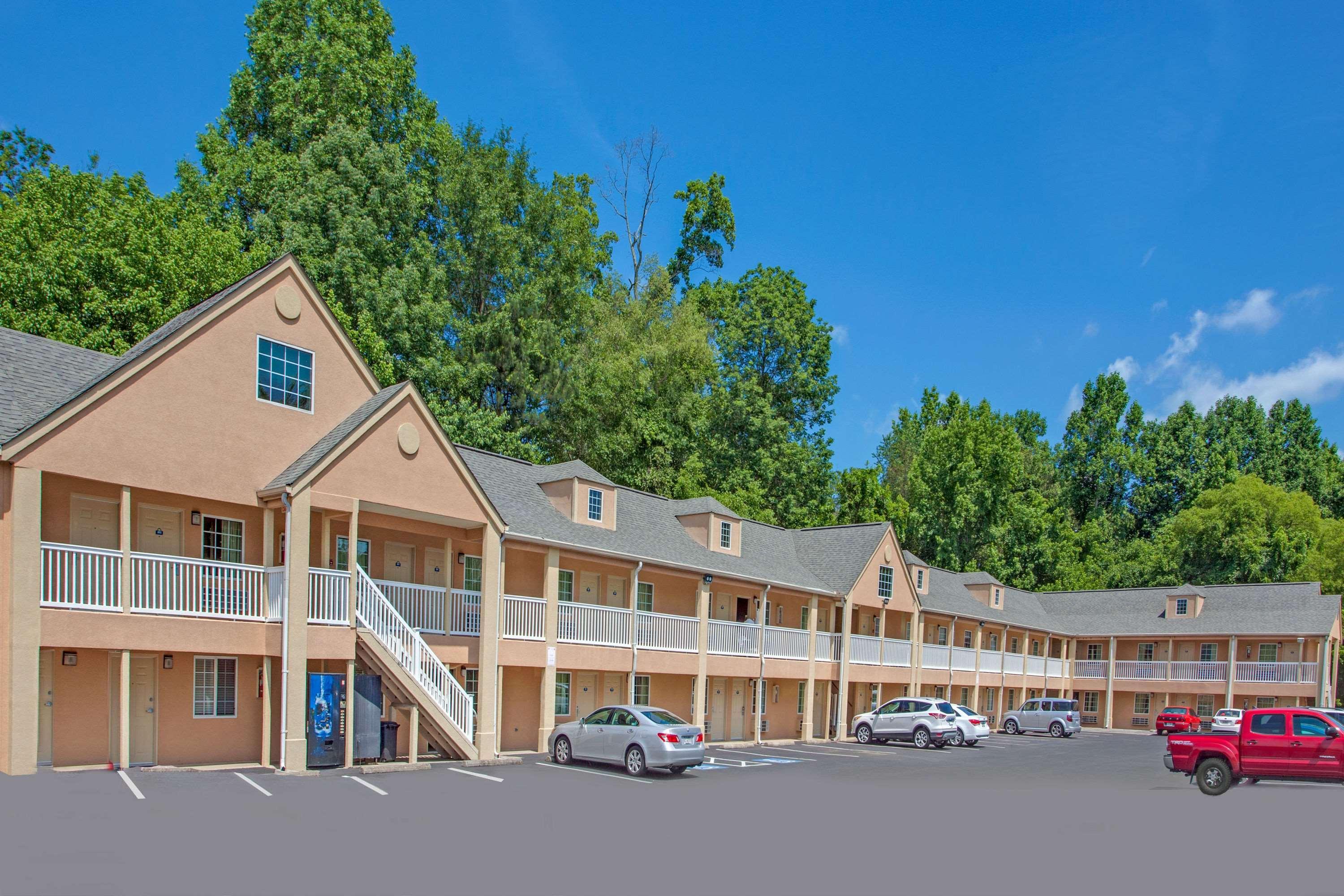 Days Inn By Wyndham Кантон Екстериор снимка