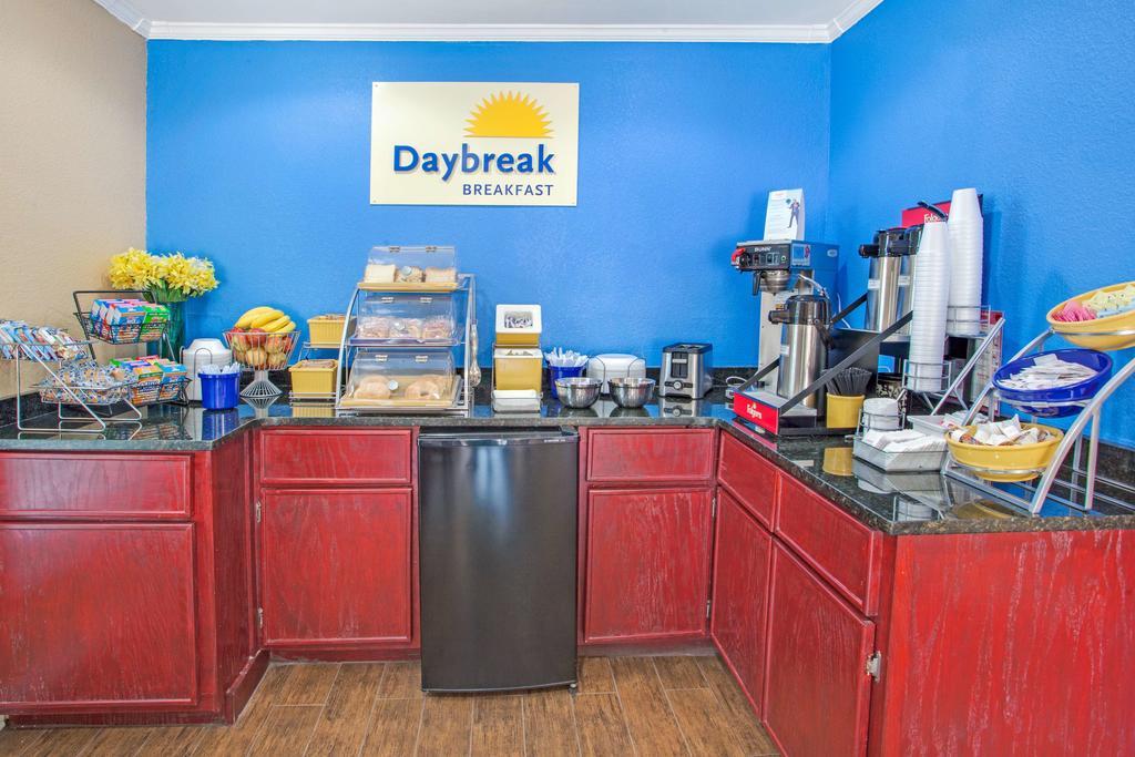 Days Inn By Wyndham Кантон Екстериор снимка